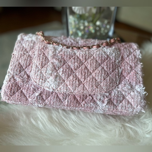❌SOLD❌ 🩷🤍Chanel 22C Pink Tweed Medium Classic Flap🩷🤍 - Picture 3 of 13